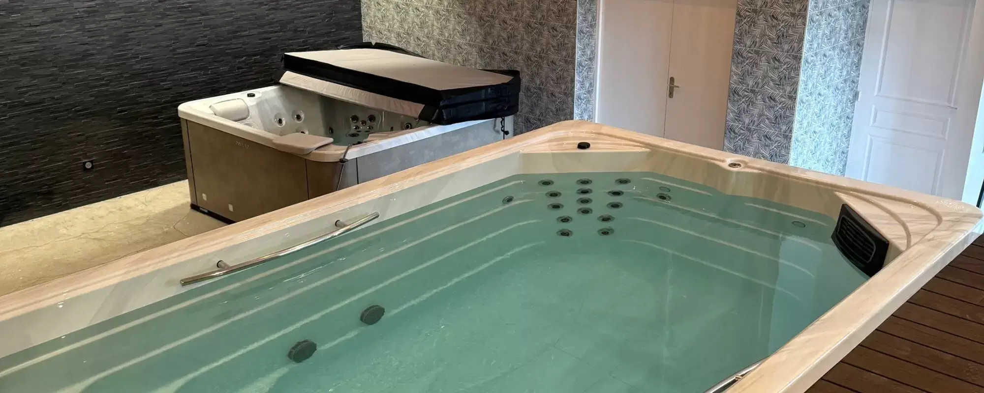 Installer un spa de nage à Aurillac : pourquoi vous évitez la taxe foncière et les restrictions du PLU 1 spa de nage oeweo performance interieur catusse piscine et spas 2000x800 1
